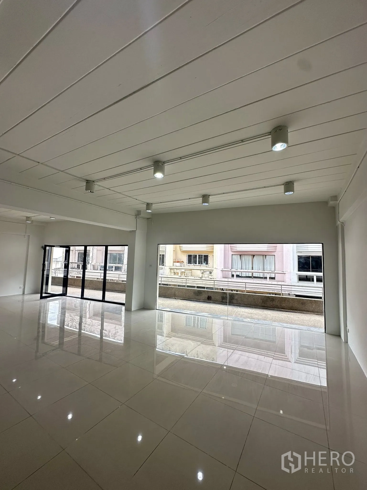 สำนักงาน ให้เช่าในWatthana, Bangkok - ออฟฟิศรับแสงธรรมชาติ หน้าต่างยาวเต็มผนัง มองเห็นอาคารโดยรอบ