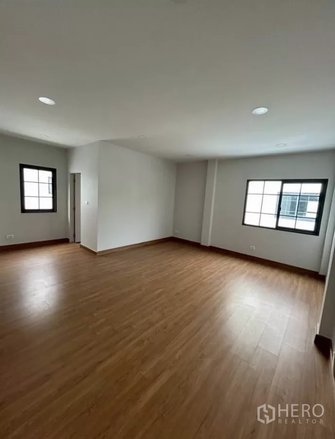 独立式住宅 出租在Bang Phli, Samut Prakan - 宽阔卧室，木地板与多扇窗户。