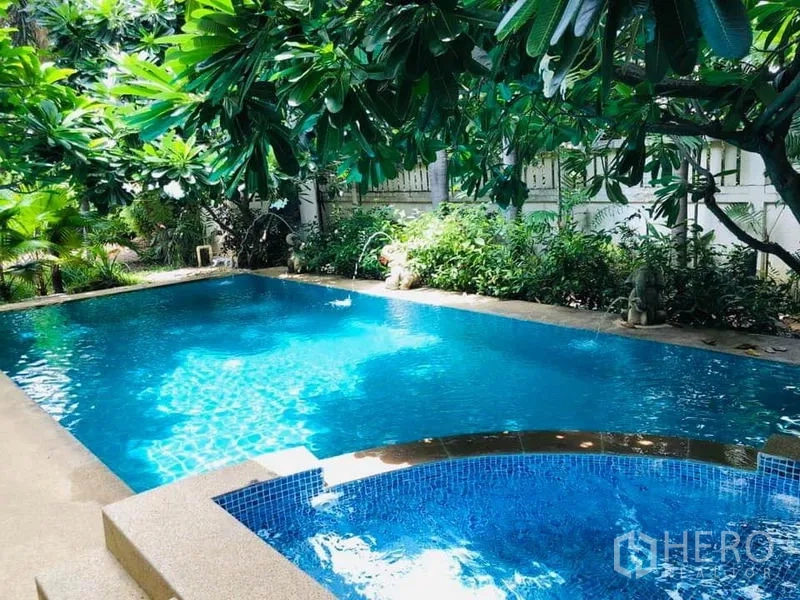 บ้าน ให้เช่าในKhlong Toei, Bangkok - สระกระเบื้องสีน้ำเงินพร้อมอ่างจากุซซี่ ใต้ร่มเงาต้นไม้