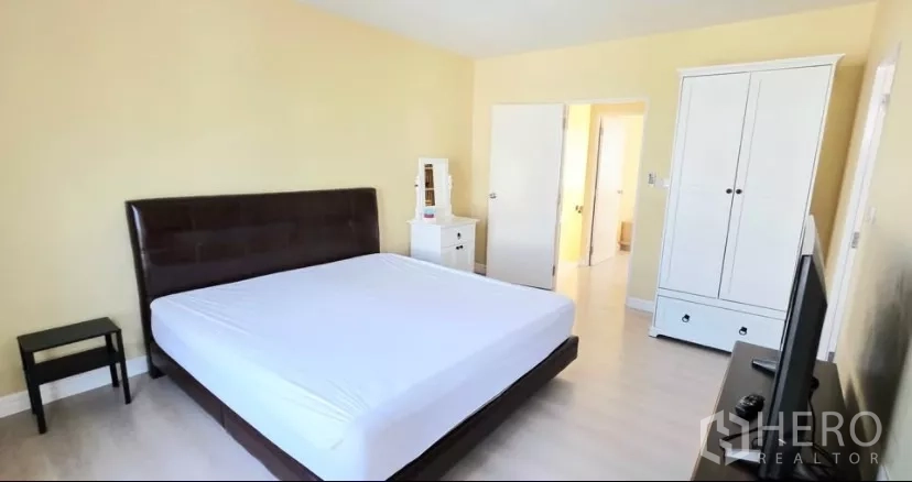 Townhouse for rent in Bang Bo, Samut Prakan - Spacious master bedroom with king bed, wardrobe and TV unit.