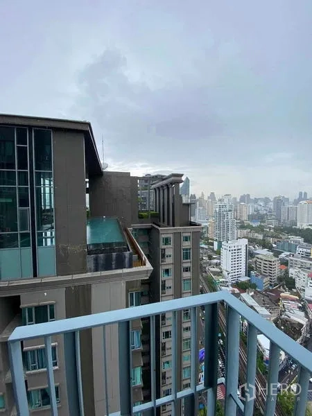 คอนโด ให้เช่าหรือขายในKhlong Toei, Bangkok - ระเบียงเหล็กมองเห็นตึกคอนโดใกล้เคียงและเส้นขอบฟ้าเมืองกรุงเทพฯ ในวันฟ้าครึ้ม