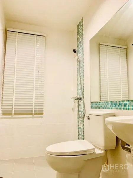 บ้าน ให้เช่าในPhasi Charoen, Bangkok - ห้องน้ำสว่าง กระเบื้องโมเสกแนวตั้ง ฝักบัวและโถสุขภัณฑ์