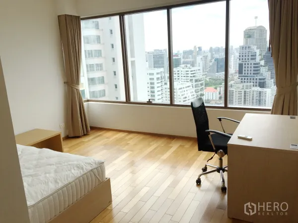 คอนโด ให้เช่าในKhlong Toei, Bangkok - ห้องนอนสว่างพร้อมโต๊ะทำงาน มองเห็นวิวสกายไลน์กว้างผ่านหน้าต่างบานใหญ่ พื้นไม้โทนอุ่น