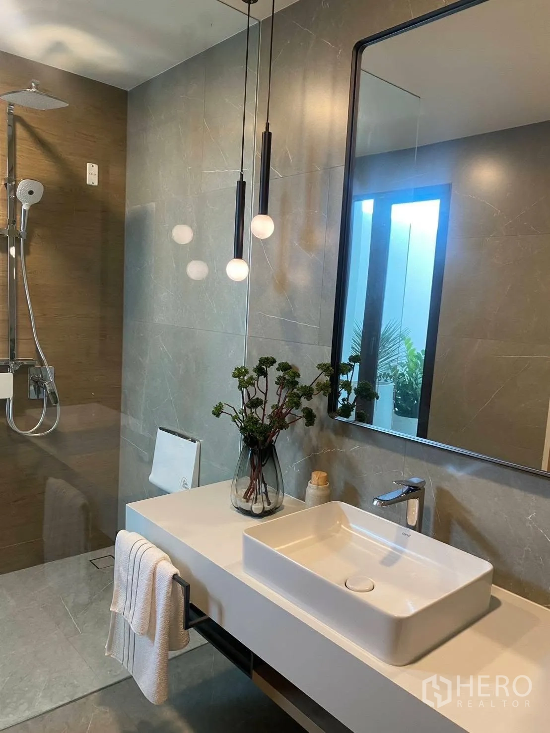บ้านเดี่ยว for rent or sale in Bang Phli, Samut Prakan - ห้องน้ำสมัยใหม่พร้อมพื้นที่อาบน้ำแบบวอล์กอิน โคมไฟแขวน และอ่างล้างหน้า.