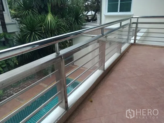 บ้าน ให้เช่าในBang Rak, Bangkok - ระเบียงพื้นกระเบื้อง ราวสเตนเลส มองเห็นสระว่ายน้ำและสวน