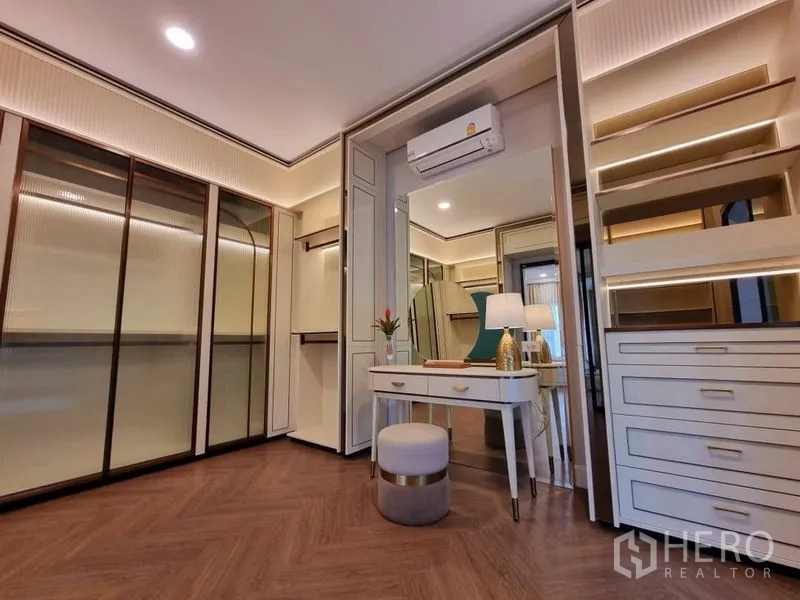 บ้าน ให้เช่าในSaphan Sung, Bangkok - วอล์กอินคลอเซ็ต ตู้บิลต์อินส่องสว่าง พร้อมโต๊ะแต่งตัว