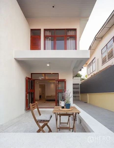 独立式住宅 出售在Chatuchak, Bangkok - 后露台，法式折叠门与小型户外桌椅。