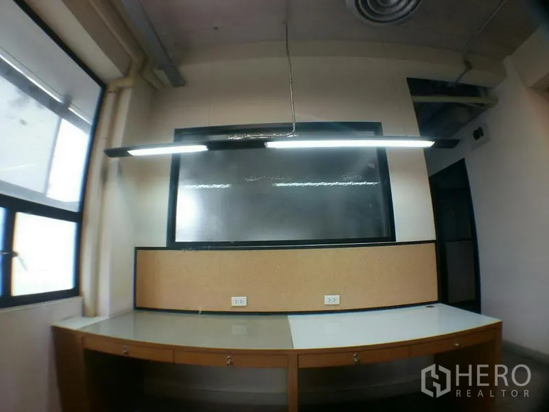 办公空间 出租在Phra Khanong, Bangkok - 工位配悬挂式LED灯、软木公告板与电源插座。