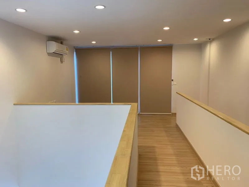 ทาวน์เฮาส์ ให้เช่าในBang Na, Bangkok - โถงชั้นบนพื้นไม้ พร้อมเครื่องปรับอากาศและมู่ลี่ทึบแสง