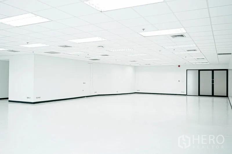 สำนักงาน ให้เช่าในWatthana, Bangkok - พื้นที่ทำงานภายใน ฝ้าพร้อมช่องแอร์ และประตูทางเข้ากระจก