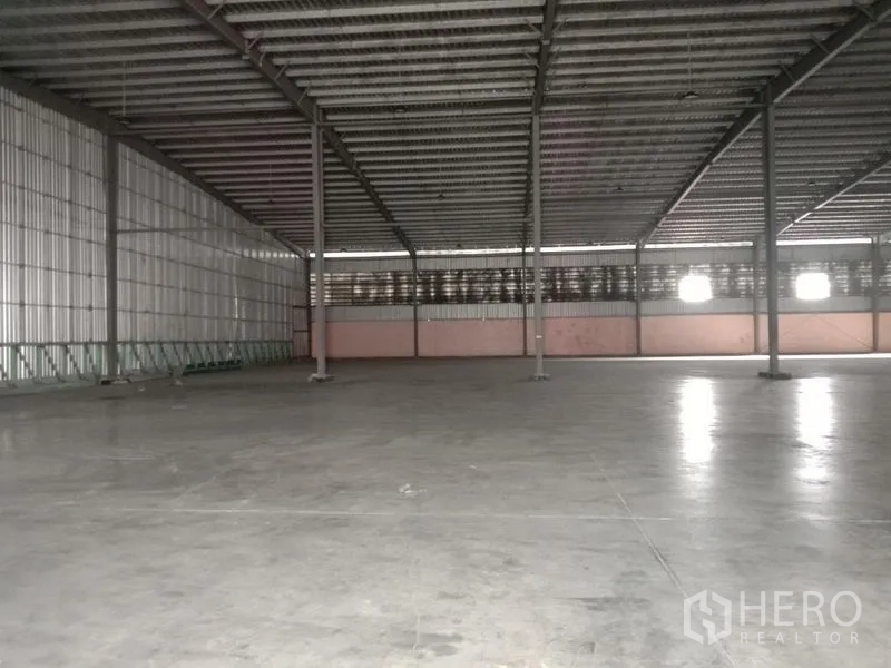 Factory for rent in Ban Phaeo, Samut Sakhon - Another angle of the large, open manufacturing floor under an insulated metal roof.
