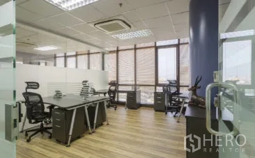 สำนักงาน ให้เช่าในKhlong Toei, Bangkok - โซนออฟฟิศกั้นกระจก พร้อมโต๊ะทำงาน แสงธรรมชาติ พื้นลามิเนตลายไม้