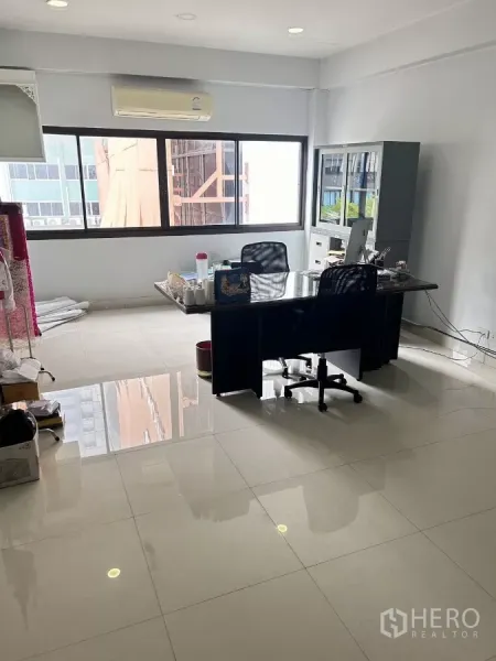 อาคารพาณิชย์ ให้เช่าหรือขายในHuai Khwang, Bangkok - ห้องทำงานมุมกว้าง หน้าต่างเลื่อนบานใหญ่ พื้นกระเบื้องเงา