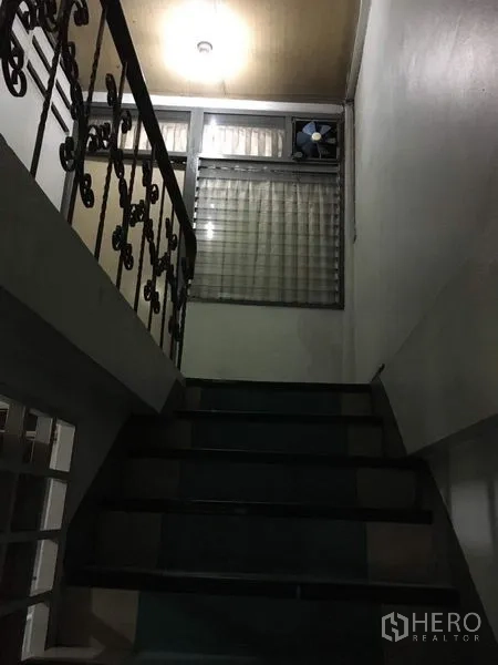 อาคารพาณิชย์ ให้เช่าในPhra Khanong, Bangkok - บันไดภายในราวเหล็ก ขึ้นสู่ชั้นบน พร้อมช่องหน้าต่างบานเกล็ด