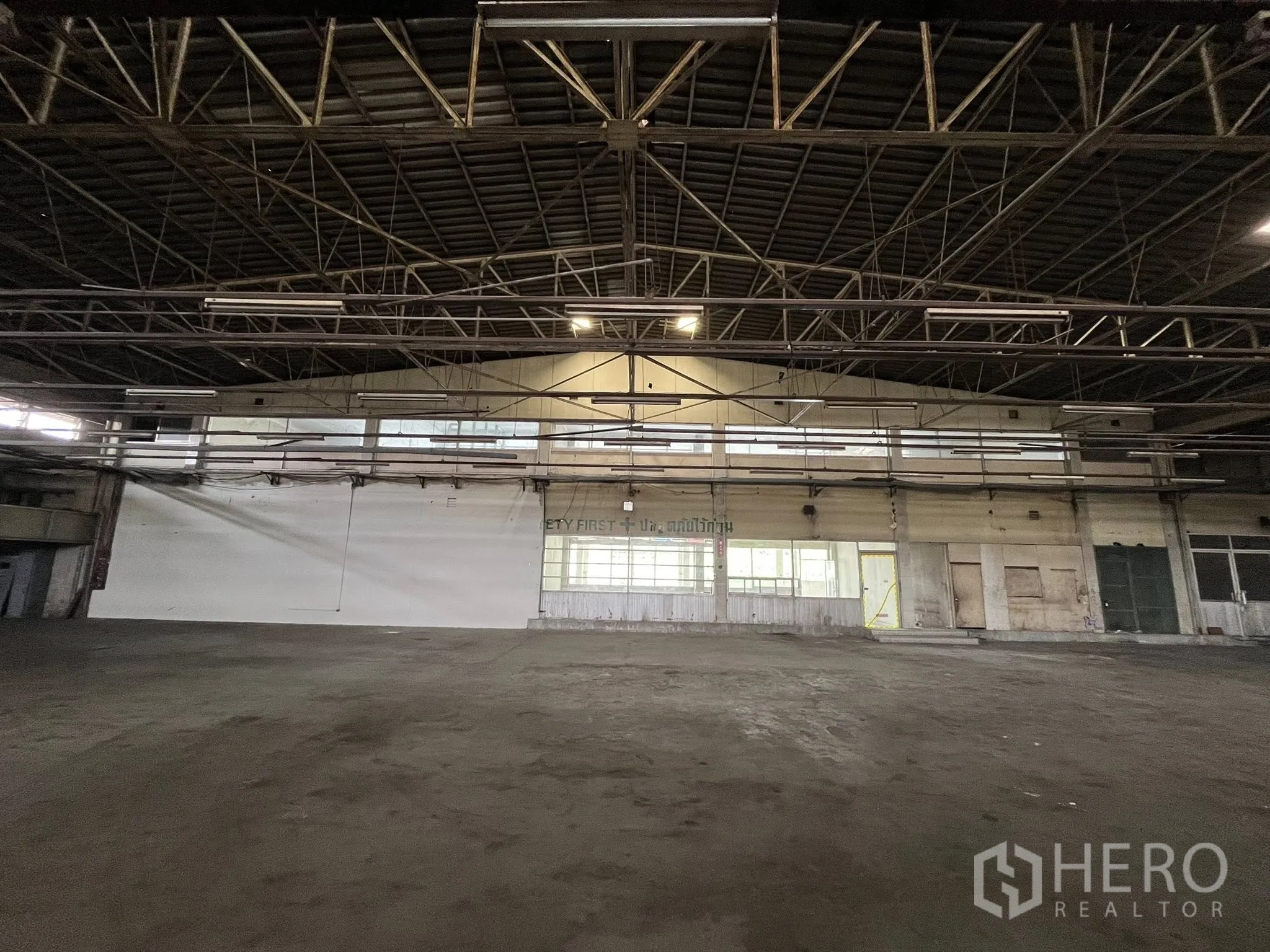 工厂 出租在Phra Pradaeng, Samut Prakan - 高钢架屋顶的大型仓库大厅，开阔生产空间。
