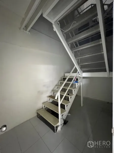 อาคารพาณิชย์ ให้เช่าหรือขายในKhlong Toei, Bangkok - บันไดเหล็กสีขาวขึ้นสู่ชั้นบนของอาคาร