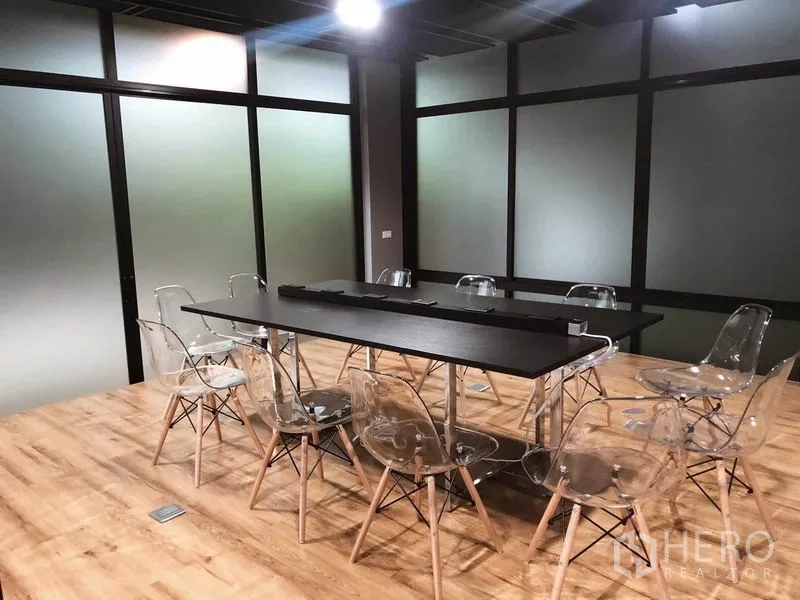 สำนักงาน ให้เช่าในBang Na, Bangkok - บอร์ดรูม โต๊ะประชุมยาว เก้าอี้อะคริลิกใส และผนังกระจกฝ้า