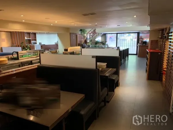 零售空间 出租在Bang Rak, Bangkok - 一层零售餐厅的卡座区与玻璃正门。