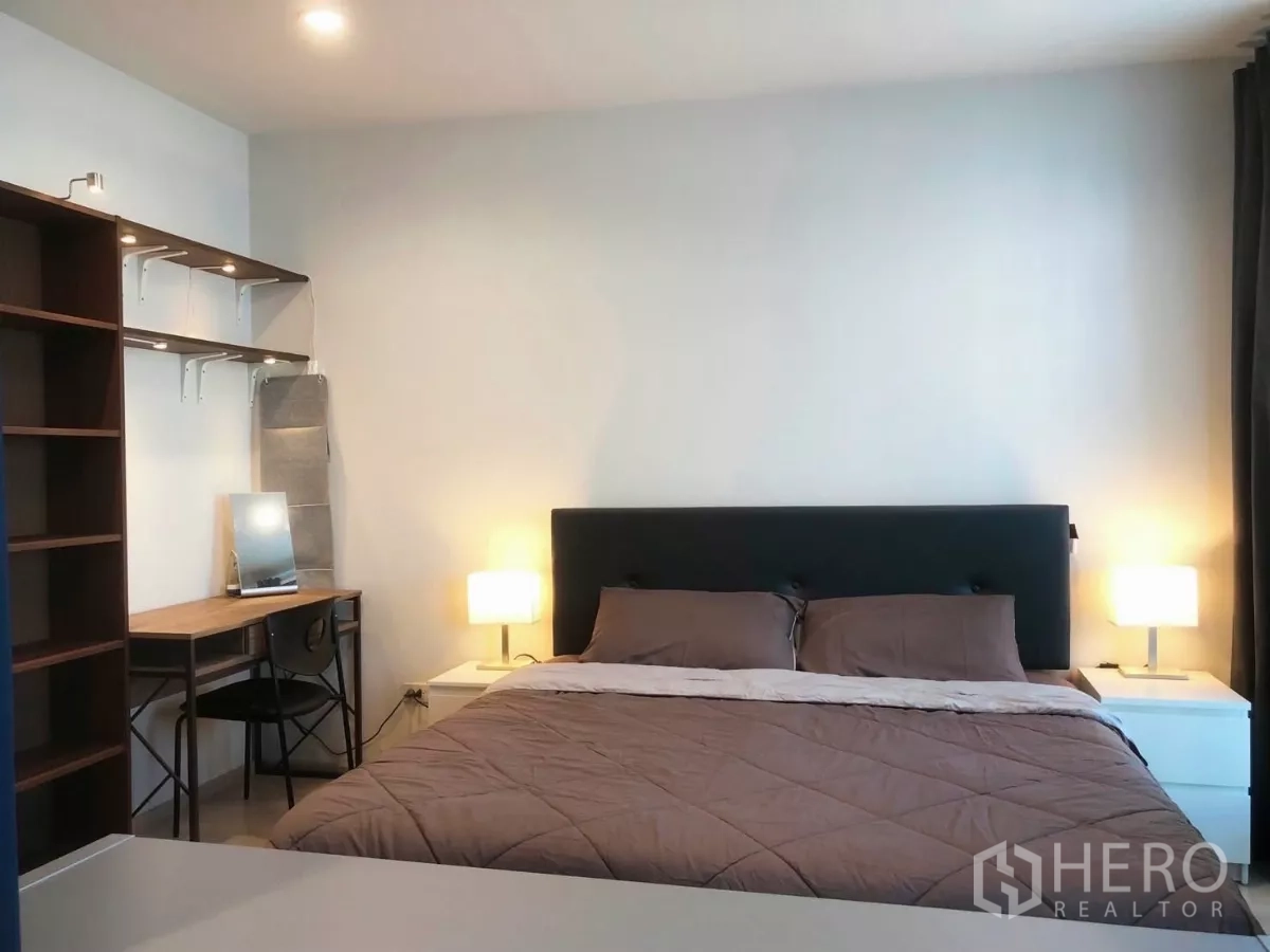 Townhouse for rent or sale in Bang Phli, Samut Prakan - Spacious master bedroom with king bed, bedside lamps and work desk.