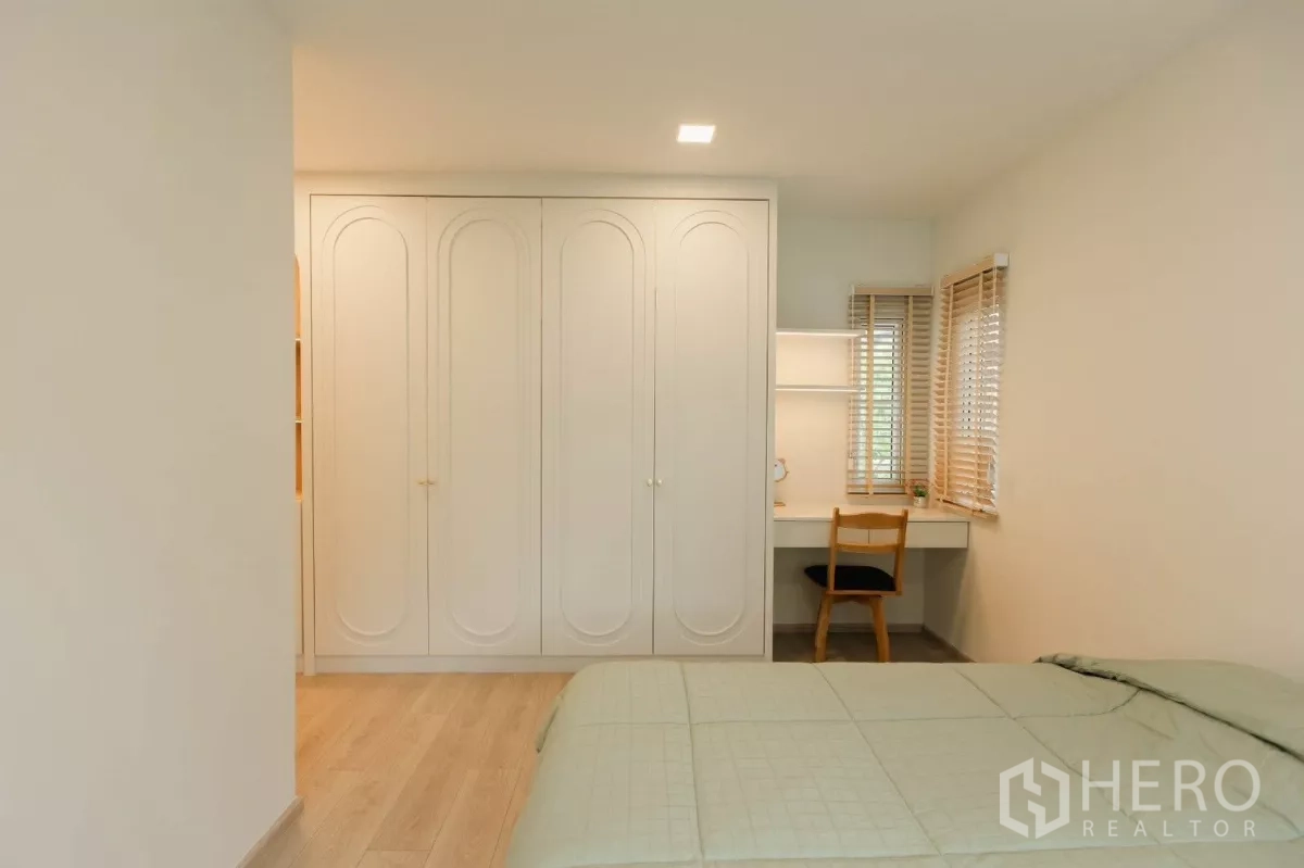 独立式住宅 出租或出售在Bang Phli, Samut Prakan - 第三卧室另一视角，展示衣柜门与转角窗。