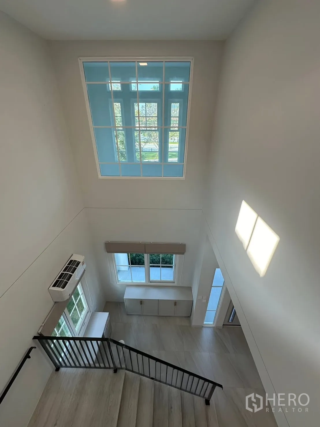 Detached House for rent in Bang Phli, Samut Prakan - Staircase hall with double-height ceiling and large windows.