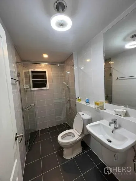 บ้าน ให้เช่าหรือขายในLat Krabang, Bangkok - ห้องน้ำสว่าง พร้อมโซนฝักบัวกระจก อ่างล้างหน้าและโถสุขภัณฑ์