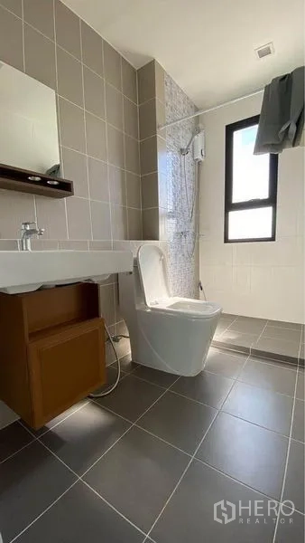 零售空间 出售在Bang Na, Bangkok - 现代卫浴，步入式淋浴区、窗户与中性色瓷砖。