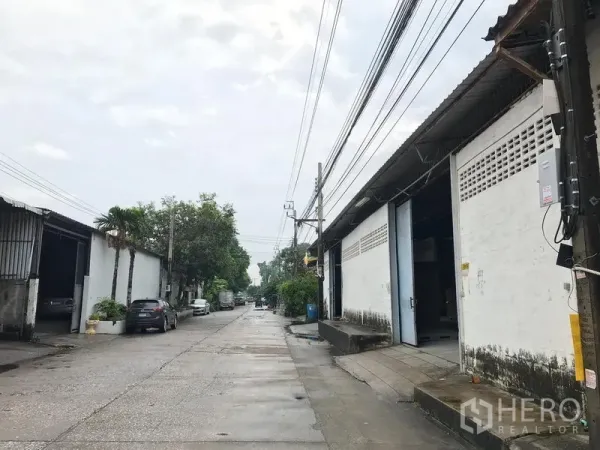 คลังสินค้า ให้เช่าในMueang Samut Prakan, Samut Prakan - ซอยอุตสาหกรรมเงียบสงบ มีโกดังเรียงราย สายไฟเหนือศีรษะ และทางรถบรรทุกเข้าออกสะดวก