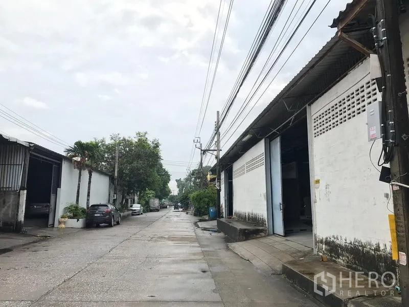 คลังสินค้า ให้เช่าในMueang Samut Prakan, Samut Prakan - ซอยอุตสาหกรรมเงียบสงบ มีโกดังเรียงราย สายไฟเหนือศีรษะ และทางรถบรรทุกเข้าออกสะดวก