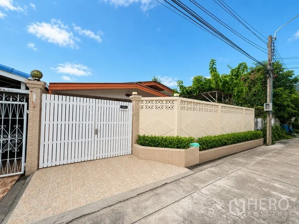 Detached House for rent in Prawet, Bangkok - Gated detached house exterior with high privacy wall and tiled driveway.