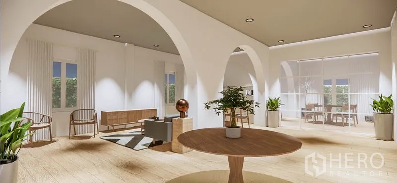 บ้าน ให้เช่าในKhlong Toei, Bangkok - โถงรับแขกโปร่งสว่าง พื้นไม้โทนอ่อน ช่องโค้ง และหน้าต่างบานใหญ่เห็นสวน