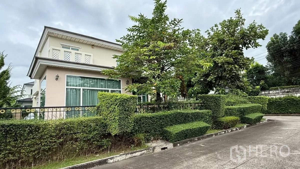 Detached House for rent or sale in Bang Phli, Samut Prakan - Corner plot with mature trees, trimmed hedges and side elevation of the house