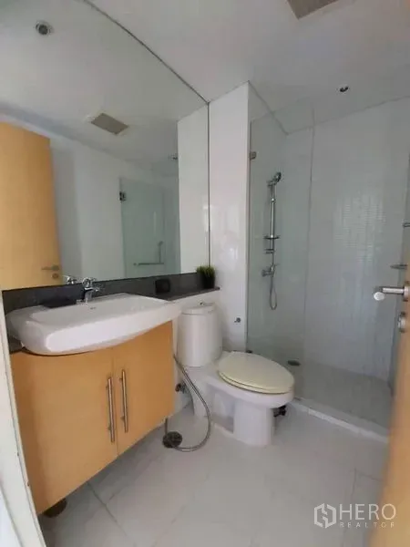 คอนโด ให้เช่าในWatthana, Bangkok - ห้องน้ำสว่างพร้อมอ่างล้างหน้า โถสุขภัณฑ์ และตู้ shower กระจก