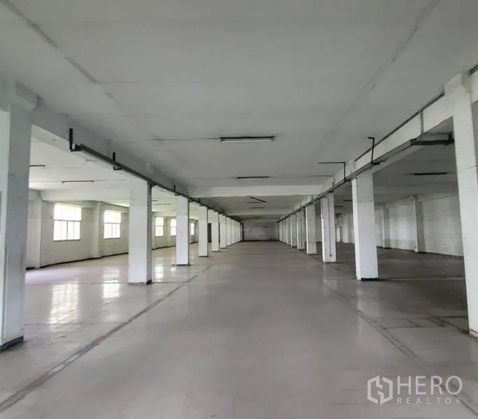 工厂 出租在Mueang Samut Prakan, Samut Prakan - 长形厂房走廊，成排立柱与顶置灯具