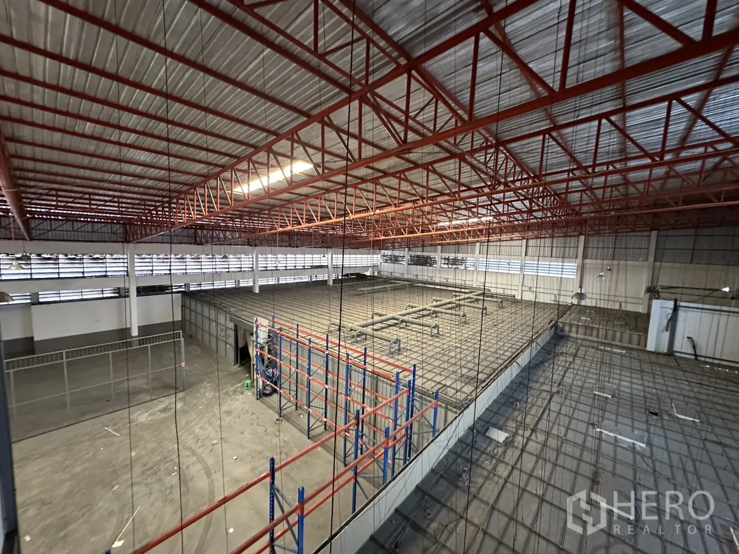 โรงงาน ให้เช่า - ภาพรวมชั้นวางสินค้าและเมซานีนปิดล้อมใต้หลังคาเหล็ก