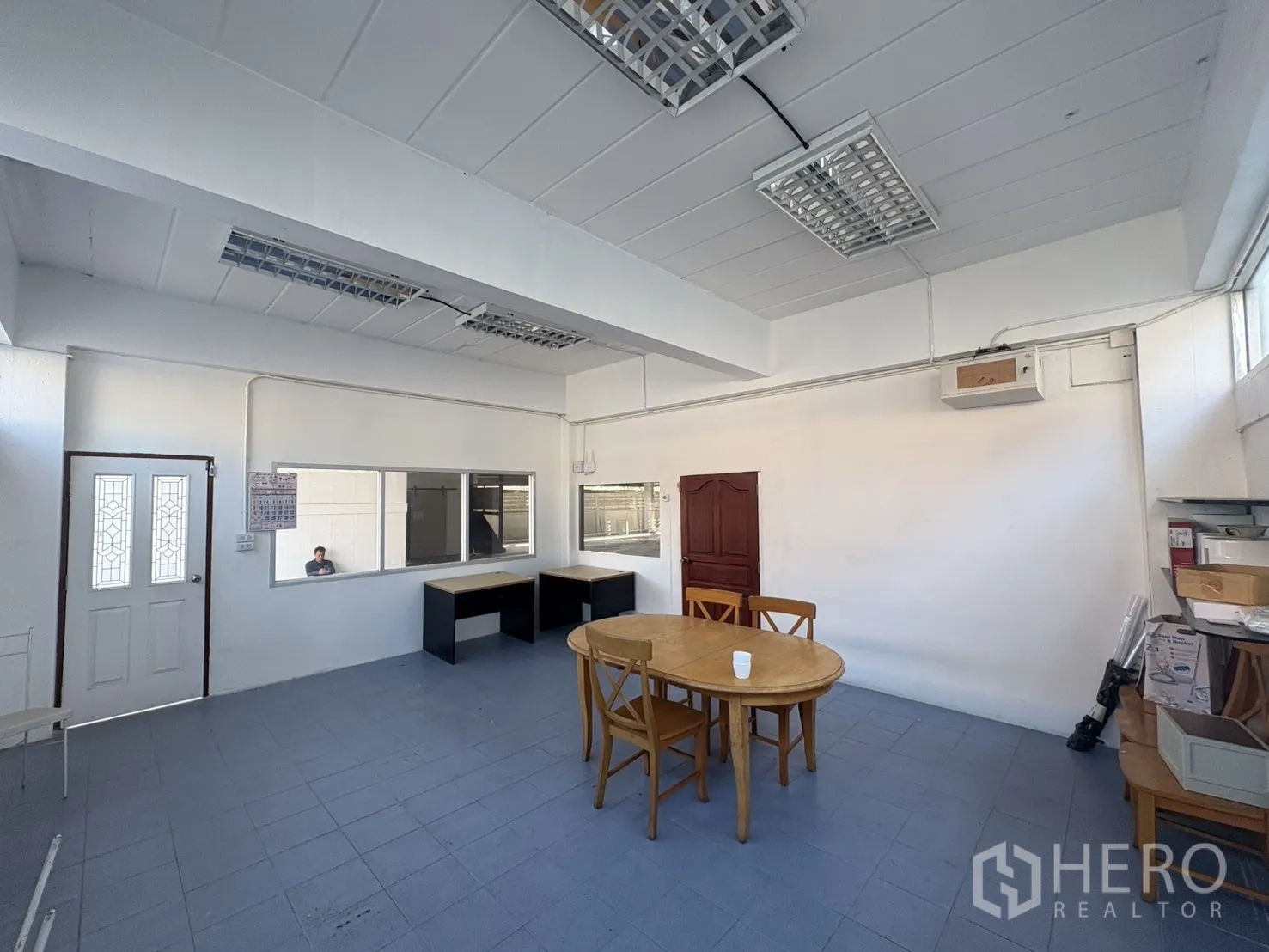 คลังสินค้า ให้เช่าในBang Phli, Samut Prakan - ห้องออฟฟิศพื้นกระเบื้อง พร้อมโต๊ะทำงานและโต๊ะกลม