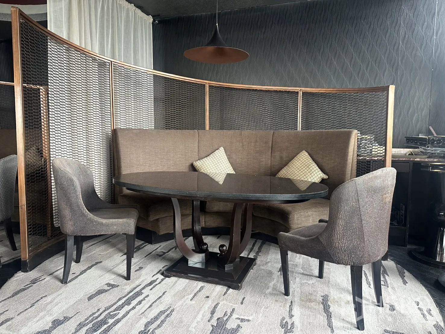 พื้นที่ขายปลีก ให้เช่าในKhlong Toei, Bangkok - บูธนั่งโค้ง โต๊ะกลม และฉากกั้นตาข่ายเพื่อความเป็นส่วนตัว