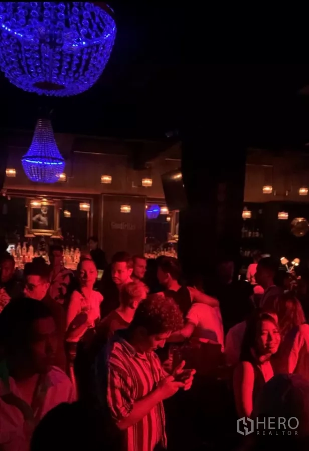 零售空间 出租在Watthana, Bangkok - 吧厅空间，蓝色吊灯与背光酒架。