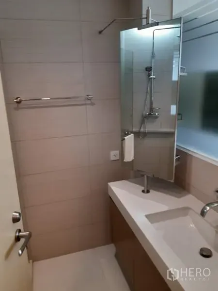 คอนโด ให้เช่าในKhlong Toei, Bangkok - ห้องน้ำร่วมสมัย อ่างล้างหน้า กระจกบานใหญ่ และมุมอาบน้ำกระจก