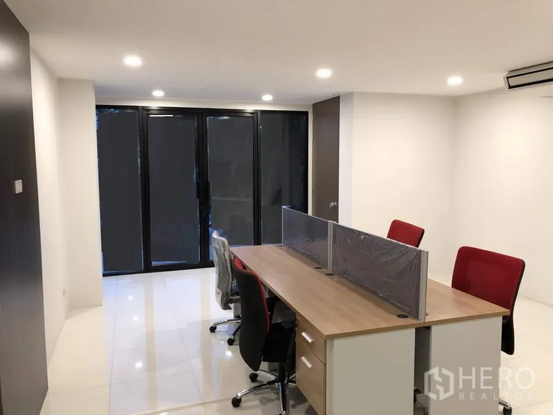 สำนักงาน ให้เช่าในPrawet, Bangkok - โซนทำงานรับแสงดี โต๊ะคู่และหน้าต่างบานสูงจรดพื้น