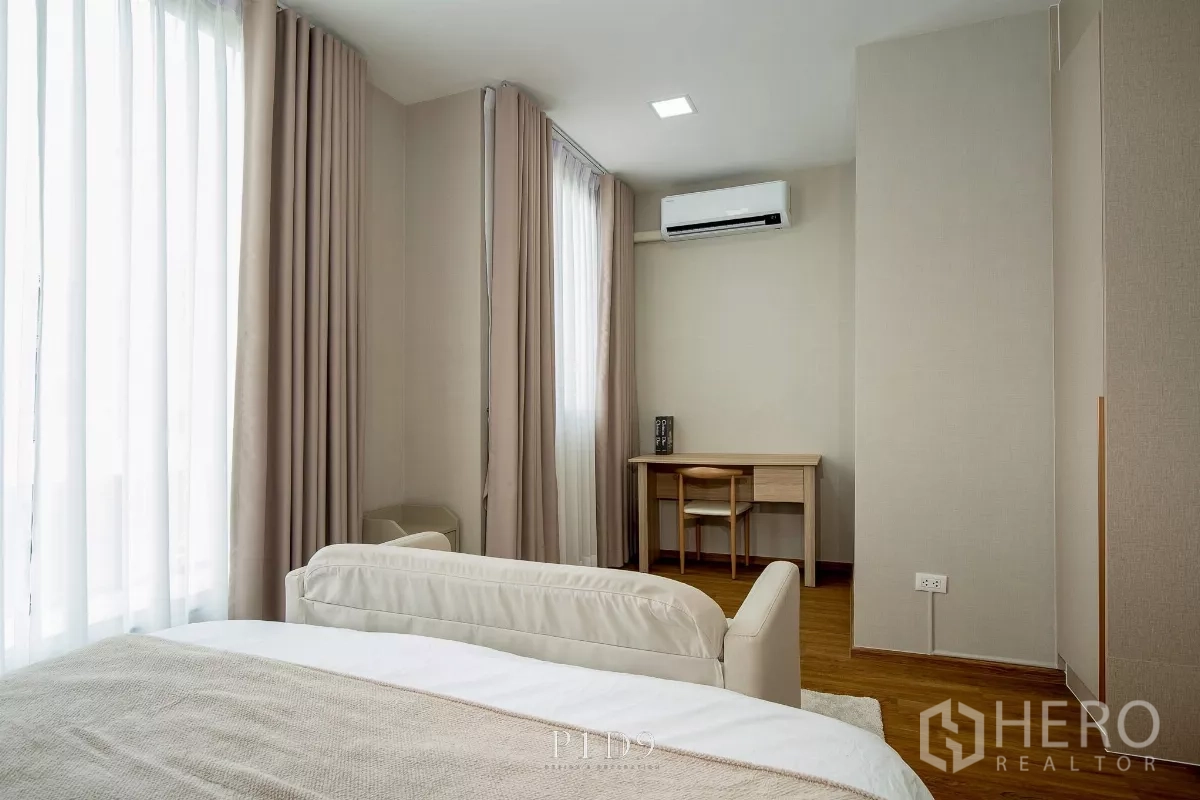 Townhouse for rent in Bang Phli, Samut Prakan - Master bedroom corner featuring study desk, large windows and air conditioning