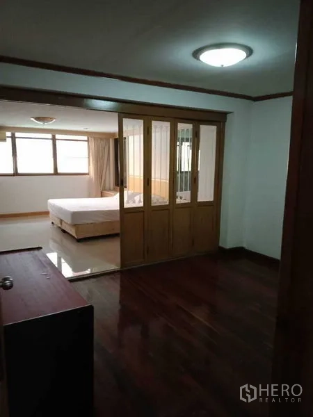 ทาวน์เฮาส์ ให้เช่าในKhlong Toei, Bangkok - ห้องนอนมาสเตอร์กั้นด้วยประตูไม้กระจกและพื้นไม้