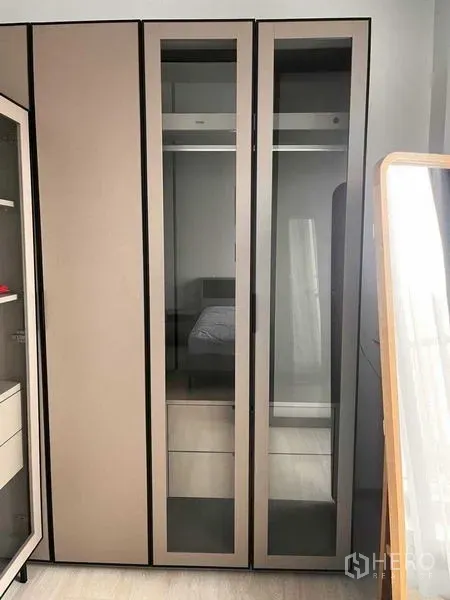 คอนโด ให้เช่าหรือขายในPathum Wan, Bangkok - ตู้เสื้อผ้าบิวท์อินบานกระจกพร้อมแผงกระจกเงาในห้องนอน