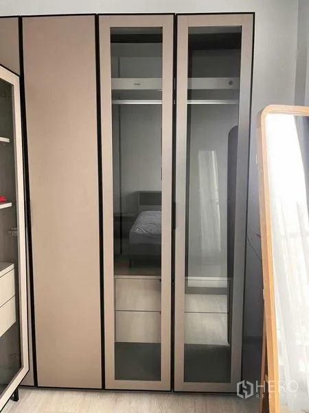 คอนโด ให้เช่าหรือขายในPathum Wan, Bangkok - ตู้เสื้อผ้าบิวท์อินบานกระจกพร้อมแผงกระจกเงาในห้องนอน