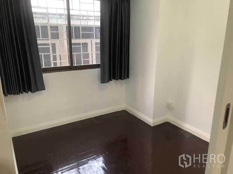 สำนักงานที่บ้าน ให้เช่าในWatthana, Bangkok - ห้องทำงานขนาดกะทัดรัด พื้นไม้เข้ม ผนังสีขาว หน้าต่างมีเหล็กดัดและผ้าม่านทึบ