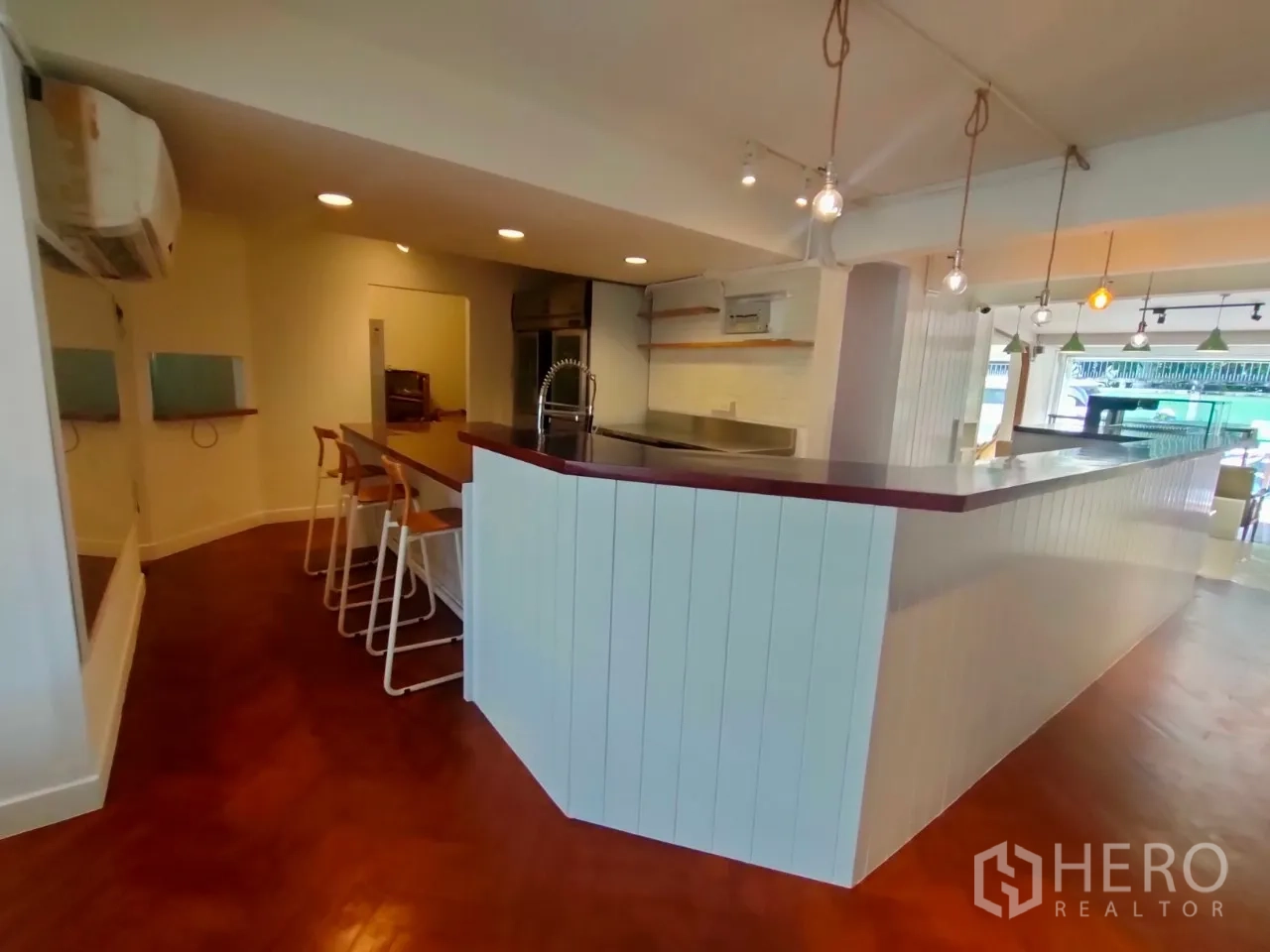 零售空间 出租在Khlong Toei, Bangkok - 咖啡馆风吧台，吧椅与备餐水槽。