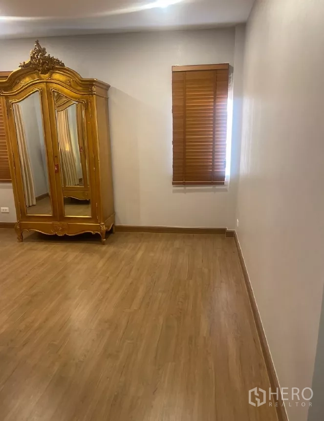 บ้าน ให้เช่าหรือขายในSaphan Sung, Bangkok - ห้องนอนพื้นไม้กว้าง พร้อมตู้เสื้อผ้าคลาสสิก