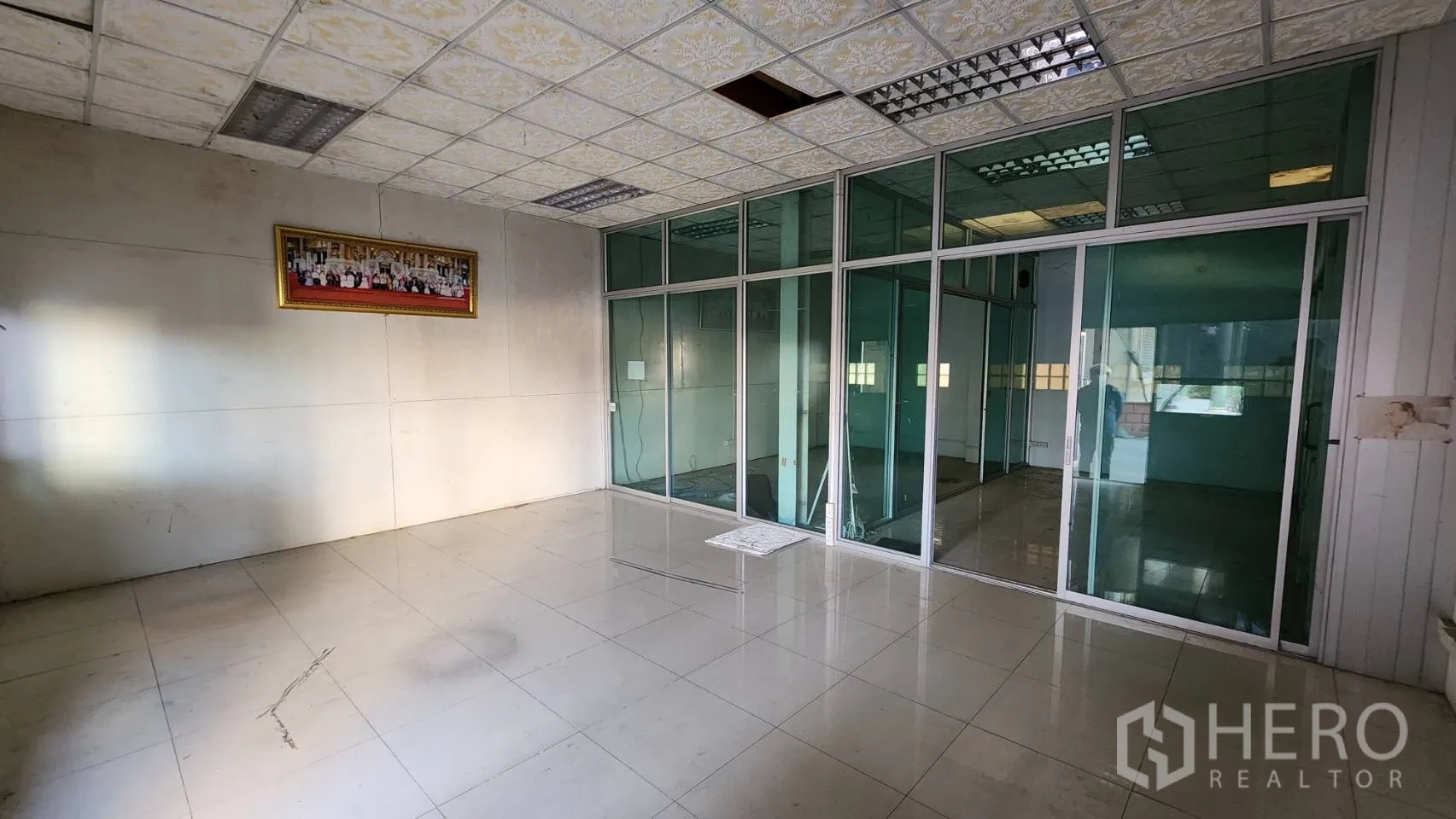 货栈 出租在Nonthaburi - 办公室区域，玻璃隔断会议室。