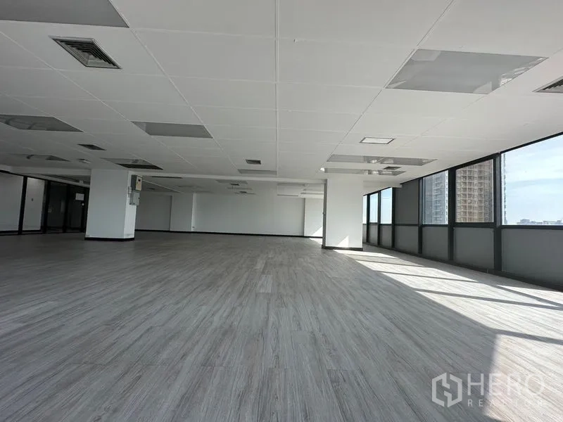 办公空间 出租或出售 - 开放式办公楼层，吊顶照明与整面窗户，可观城市景观。