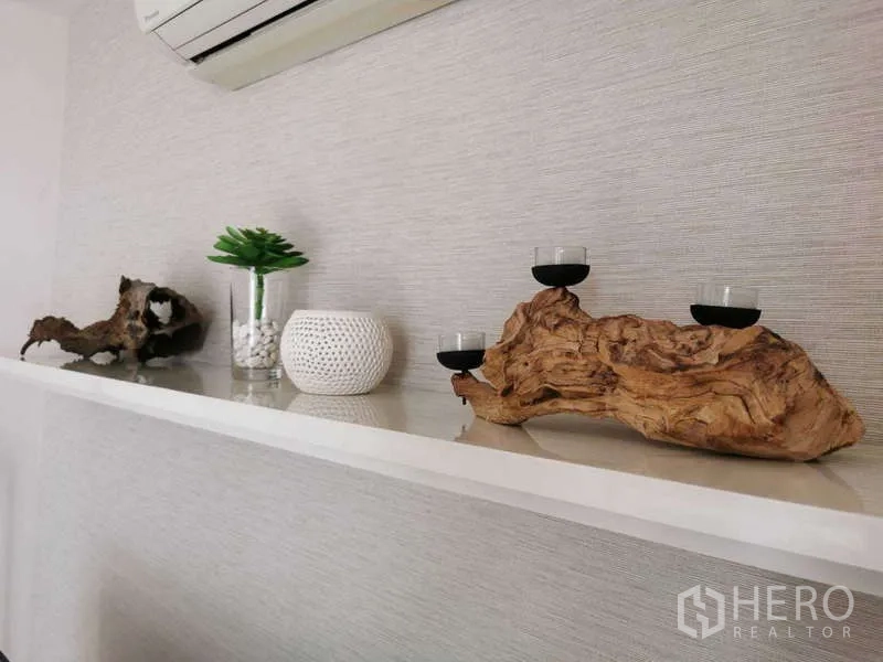 คอนโด ให้เช่าหรือขายในWatthana, Bangkok - ชั้นวางของลอยตัวตกแต่งด้วยงานไม้ประดับ แจกัน และเทียน ใต้เครื่องปรับอากาศ